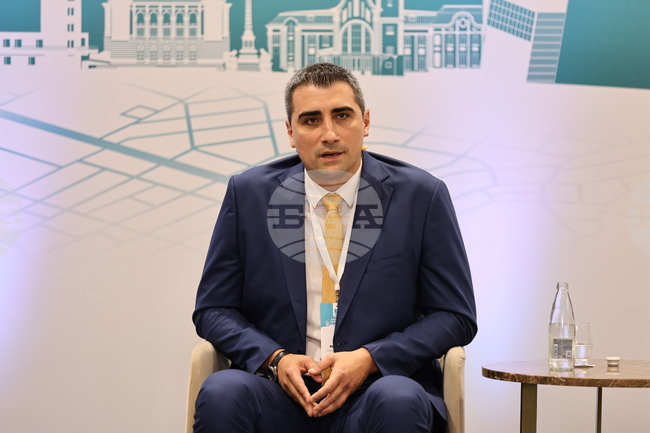 Очаквам новите общински съветници да бъдат конструктивни, да загубим по-малко време в злободневни теми, каза кметът на Пазарджик Петър Куленски