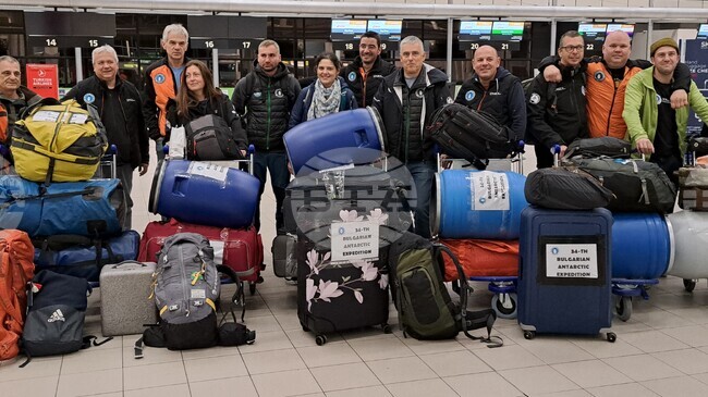 First Group of 34th Bulgarian Antarctic Expedition Leaves for Livingston Island