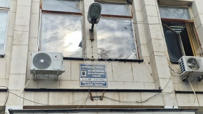 Районният съд в Чирпан задържа под стража непълнолетно момче, обвинено в извършен грабеж и причинена телесна повреда