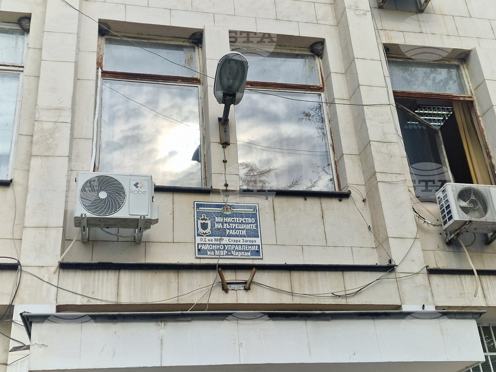 Районният съд в Чирпан задържа под стража непълнолетно момче, обвинено в извършен грабеж и причинена телесна повреда