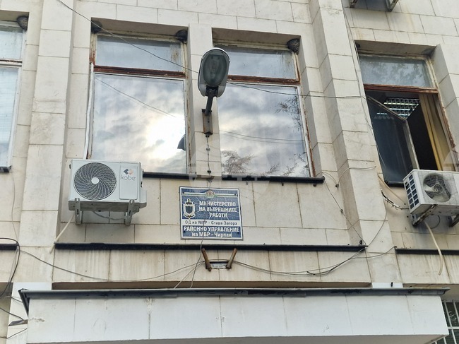 Районният съд в Чирпан задържа под стража непълнолетно момче, обвинено в извършен грабеж и причинена телесна повреда