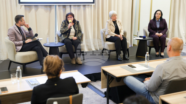 Директори на професионални гимназии представиха опита си в дуалното обучение на образователен форум