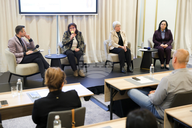 Директори на професионални гимназии представиха опита си в дуалното обучение на образователен форум