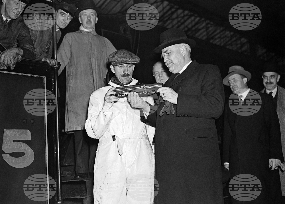 Посещението на цар Борис Трети в Лондон през 1937 година предизвиква интерес в британската преса – монархът управлява експреса "Коронейшън Скот" 