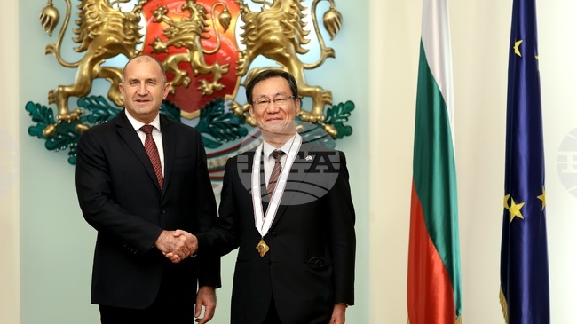 Президентът Румен Радев удостои посланика на Япония Хисаши Мичигами с орден „Мадарски конник“ за заслуги за развитието на двустранните отношения