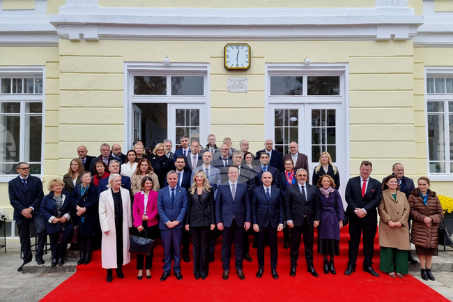 Вицепремиерът Гроздан Караджов каза, че инвестицията в Коридор №8 ще бъде над 1,2 милиарда евро