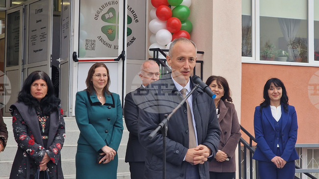 Министър Красимир Вълчев откри две обновени училища и се срещна с директори и учители в град Пещера