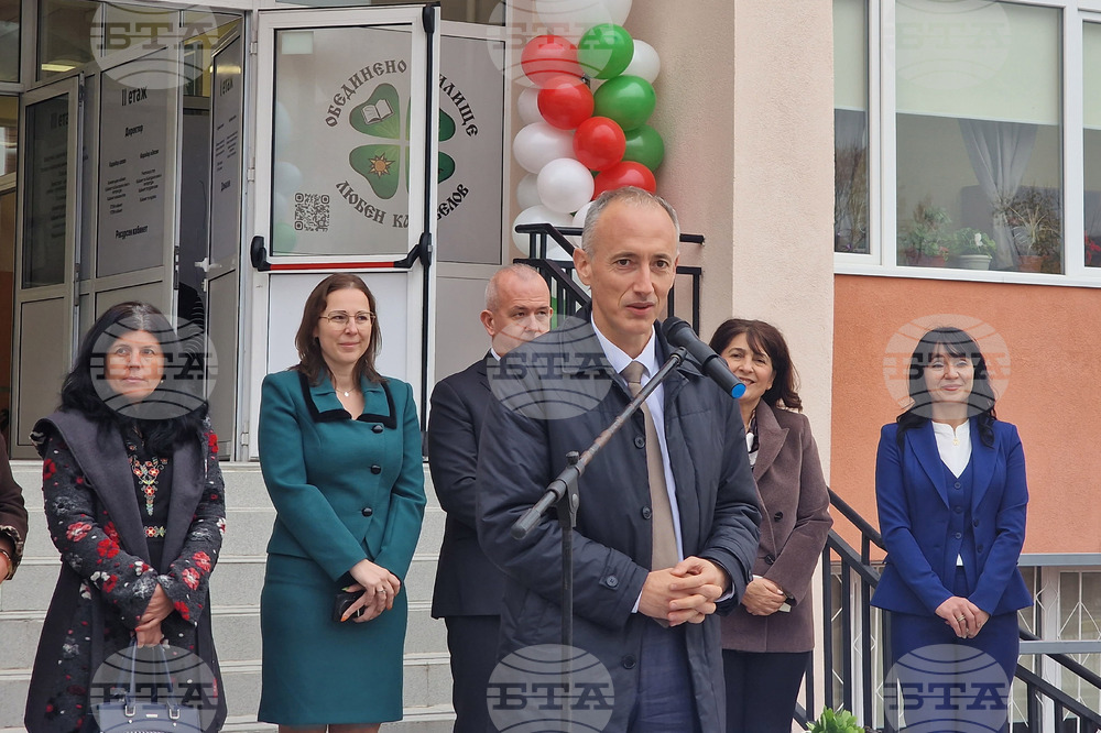 Министър Красимир Вълчев откри две обновени училища и се срещна с директори и учители в град Пещера