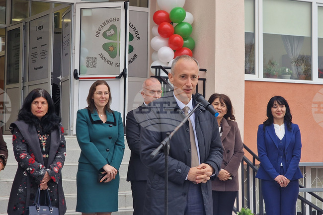 Министър Красимир Вълчев откри две обновени училища и се срещна с директори и учители в град Пещера