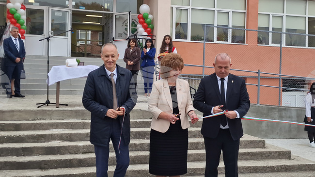Откриването на едно обновено училище е празник, каза министърът на образованието и науката Красимир Вълчев в Пещера