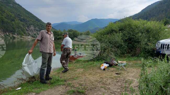 По сигнал от рибар инспектори на ИАРА в Смолян заловиха на река Арда двама нарушители