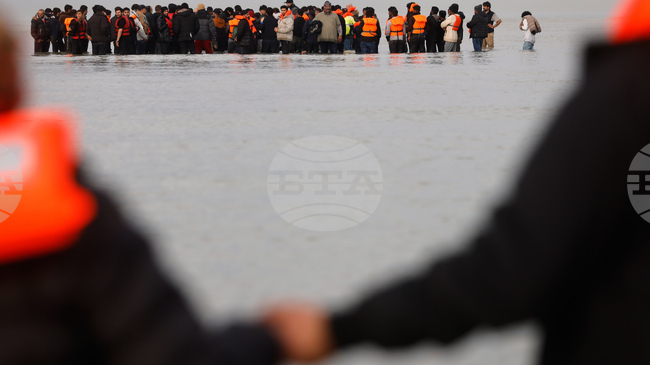 Общо 41 472 мигранти са влезли във Великобритания през Ламанша през 2025 г., като това е вторият най-голям брой на годишна база