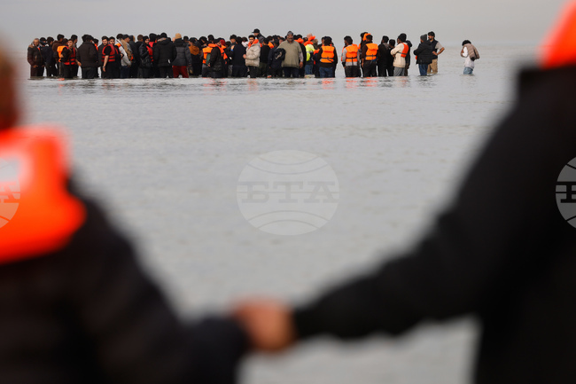 Общо 41 472 мигранти са влезли във Великобритания през Ламанша през 2025 г., като това е вторият най-голям брой на годишна база