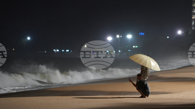 Тайфунът "Калмаеги" достигна сушата в Централен Виетнам, донасяйки разрушителни ветрове и проливни валежи