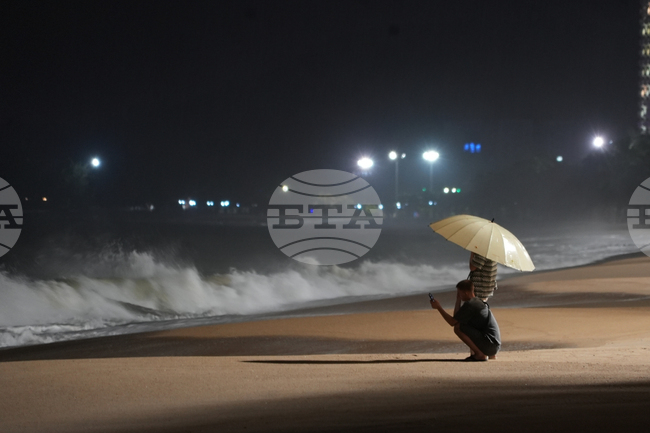Тайфунът "Калмаеги" достигна сушата в Централен Виетнам, донасяйки разрушителни ветрове и проливни валежи