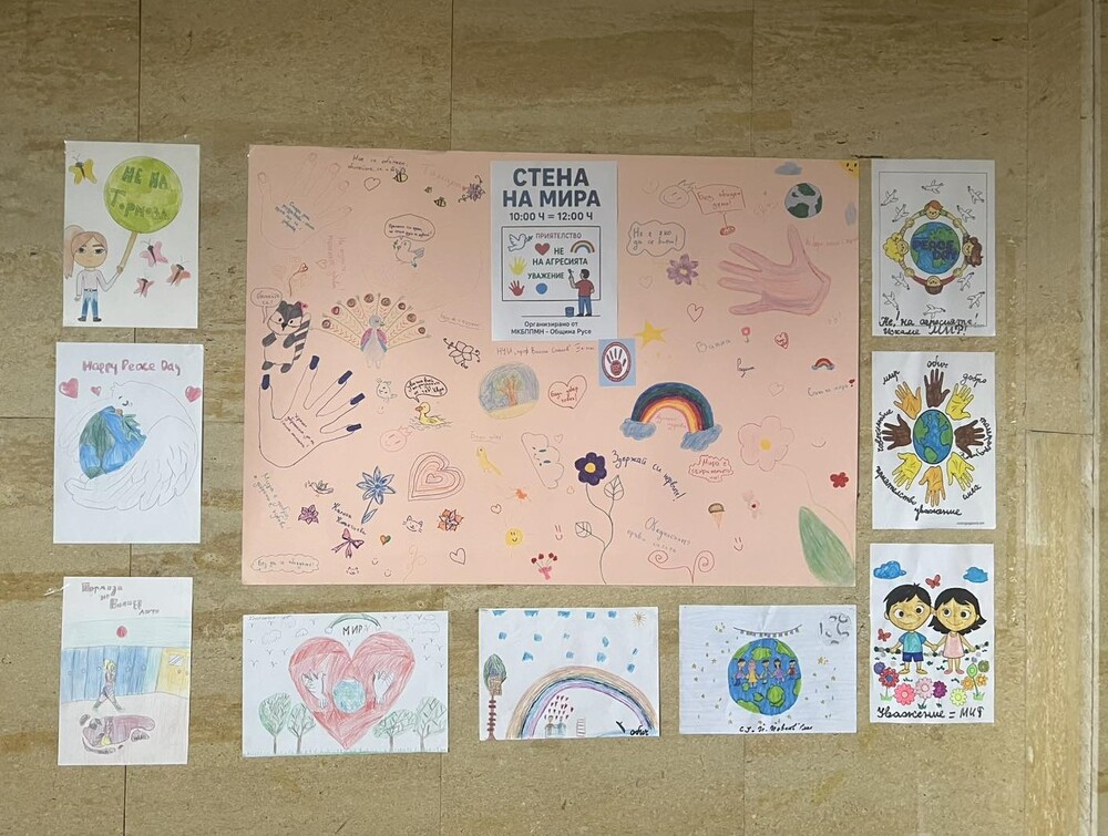 Ученици от Русе се обединиха срещу агресията в инициативата „Стена на мира“