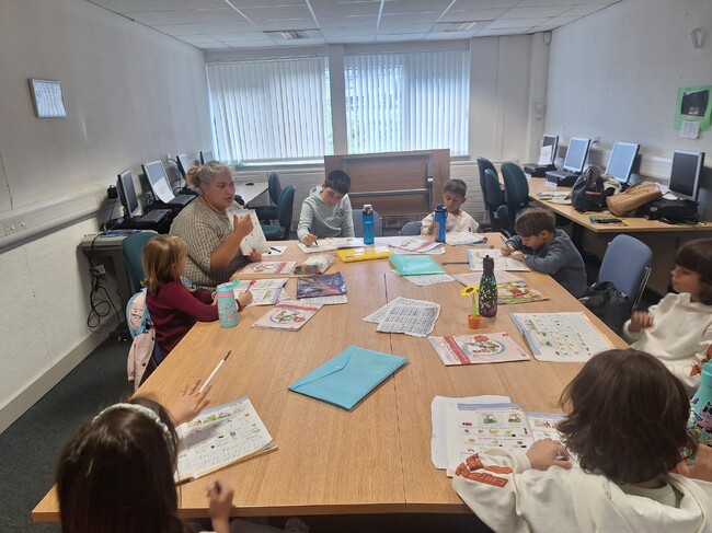 Учениците от Българското съботно училище „АБВ“ в Единбург твориха от природни материали, вдъхновени от българската поезия