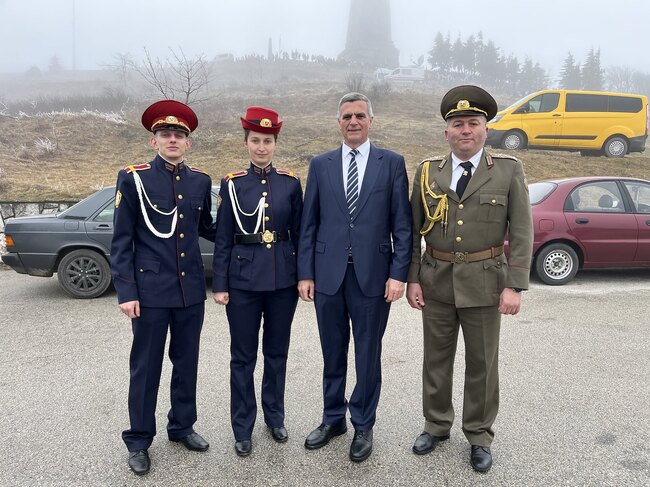 ПП “Български възход”: Лидерът на „Български възход“ Стефан Янев се поклони пред паметника на загиналите за свободата на България 