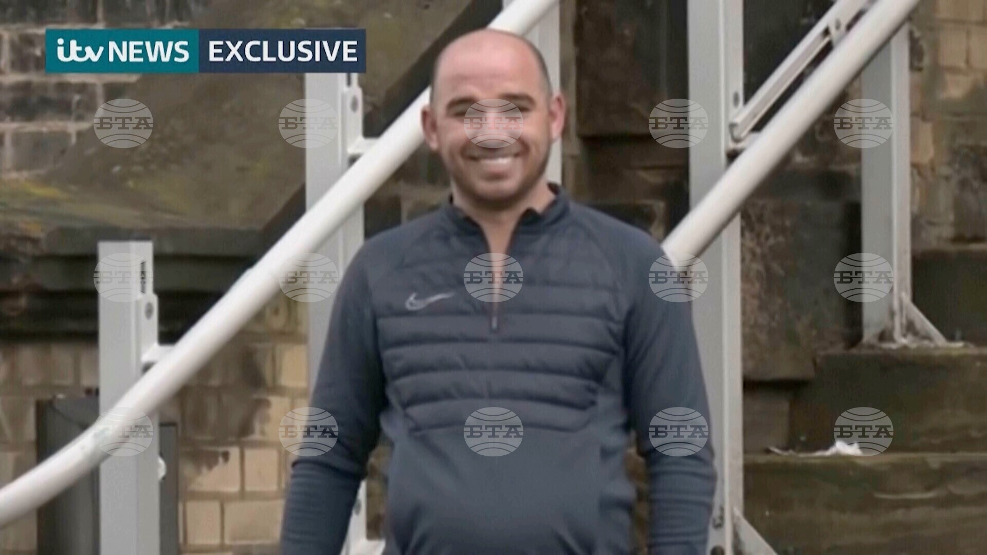 Единият от освободените по погрешка британски затворници се предаде, продължава издирването на другия