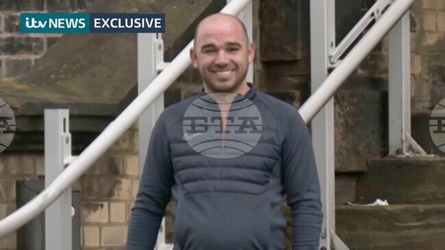 Единият от освободените по погрешка британски затворници се предаде, продължава издирването на другия