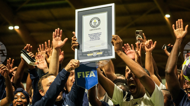 Служители на ФИФА подобриха рекорд на Гинес за играчи от най-много националности в един футболен мач