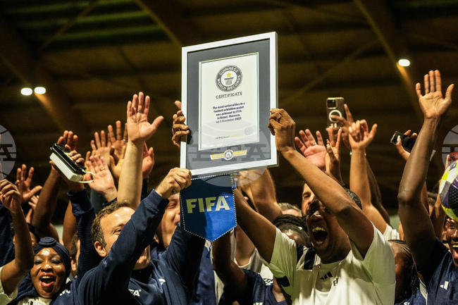 Служители на ФИФА подобриха рекорд на Гинес за играчи от най-много националности в един футболен мач