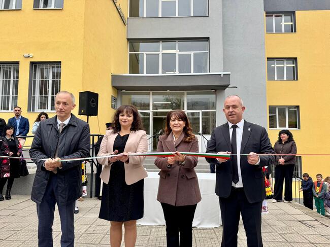 Министър Вълчев откри две изцяло обновени и модернизирани училища в Пещера
