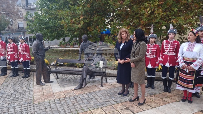 В град Левски беше открита скулптурната композиция “Земляците“, посветена на Григор Вачков, Георги Парцалев и Дончо Цончев