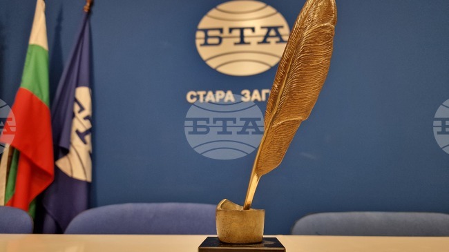 Кореспондентът на БТА в Стара Загора Павлина Дудева бе наградена със статуетка "Перо“ от командира на Сухопътните войски Деян Дешков