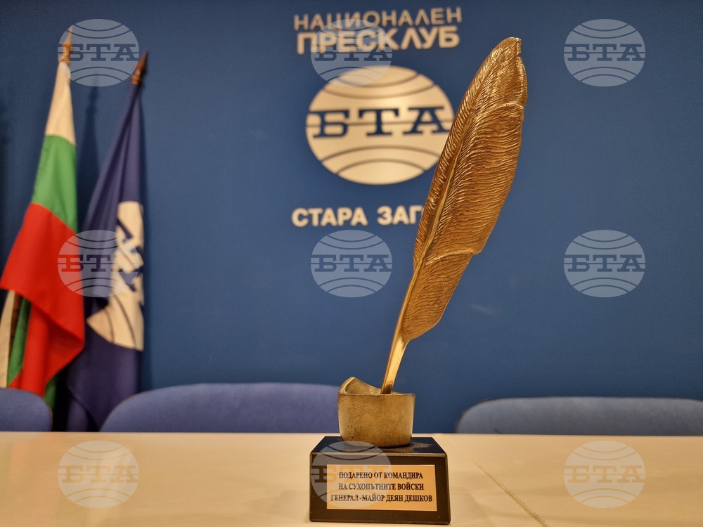 Кореспондентът на БТА в Стара Загора Павлина Дудева бе наградена със статуетка "Перо“ от командира на Сухопътните войски Деян Дешков
