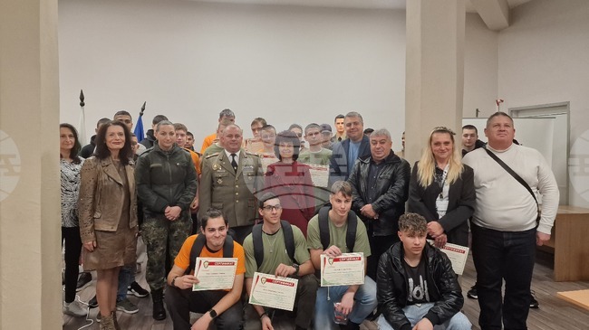 Ученици от Професионалната гимназия по транспорт и строителство в Разград споделиха впечатления от летен военен лагер