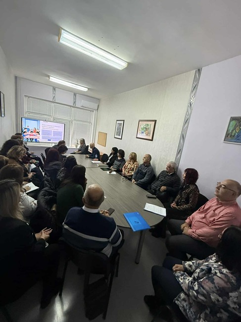 За да задържим децата в училище, работим в екип, казва Здравка Динчева, директор на ОУ “Христо Ботев“ в омуртагското село Камбурово