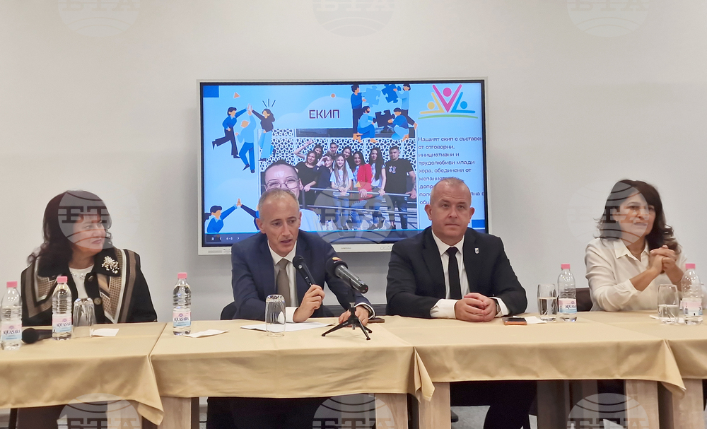 Според министър Красимир Вълчев е необходимо да се наблегне върху възпитателната функция на образованието