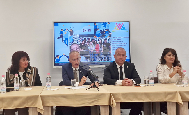 Според министър Красимир Вълчев е необходимо да се наблегне върху възпитателната функция на образованието