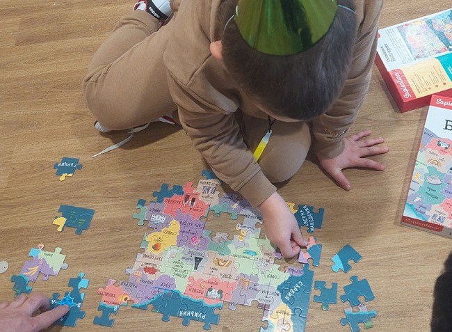 Учениците ни отбелязаха Деня на будителите, като рисуваха, писаха, редиха пъзели, посочват от училище „Иван Вазов“ в Престън и Ланкастър