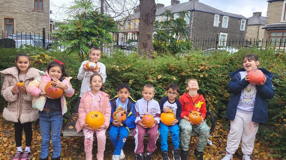 Учениците от училище „Любен Каравелов“ в Блекбърн, Великобритания, рисуваха и декорираха тикви, а също и изработваха човечета от кестени