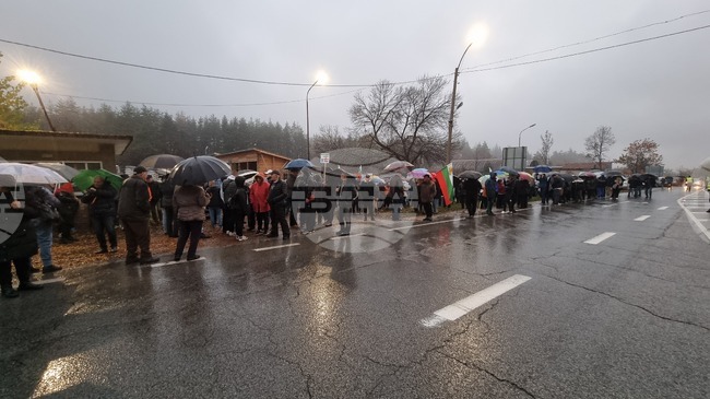 Граждани и общинското ръководство на Берковица се събраха на пътя София-Монтана и изразиха позиция срещу законопроекта за ВиК