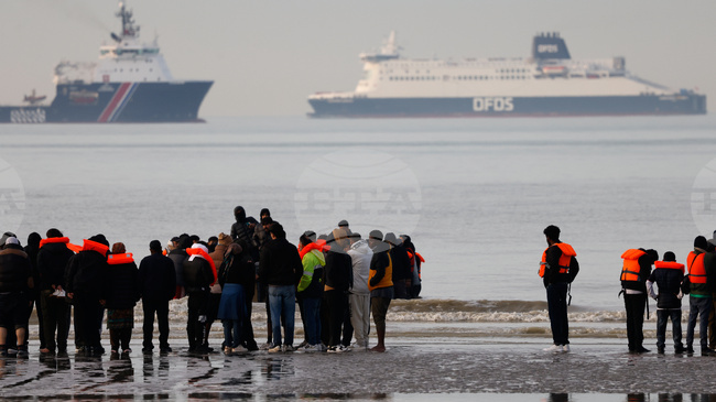 Великобритания ще конфискува телефони от мигрантите, с цел овладяване на потока през Ламанша