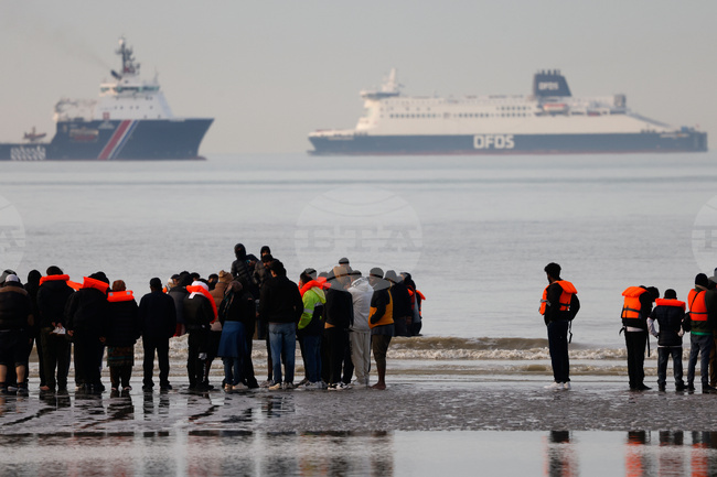 Великобритания ще конфискува телефони от мигрантите, с цел овладяване на потока през Ламанша