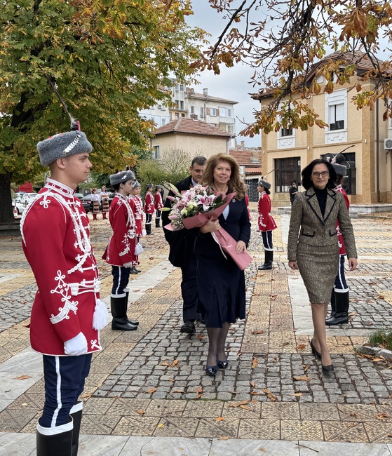 Вицепрезидентът откри в Левски скулптурна композиция на актьорите Георги Парцалев и Григор Вачков и писателя Дончо Цончев