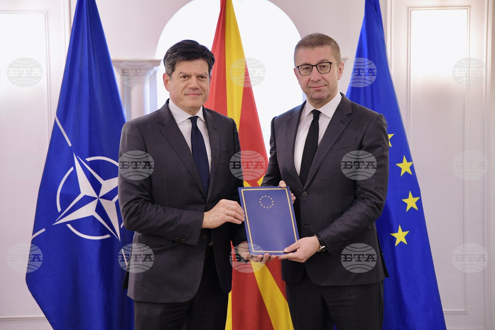 Посланикът на ЕС Михалис Рокас връчи доклада на ЕК за напредъка на Северна Македония на премиера на страната