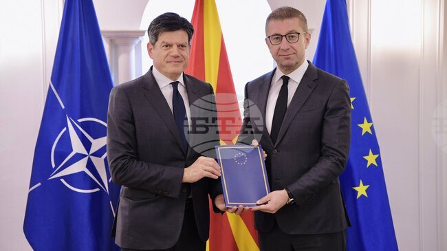 Посланикът на ЕС Михалис Рокас връчи доклана да ЕК за напредъка на Северна Македония на премиера на страната