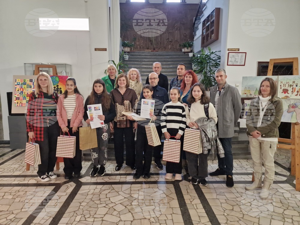Във Велико Търново отличиха победителите в градския кръг на международния конкурс "Плакат на мира”