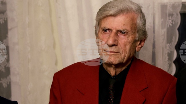 Много е важно в днешно време да правим добро и да се прекланяме пред него, каза за БТА художникът Стойчо Зерлиев