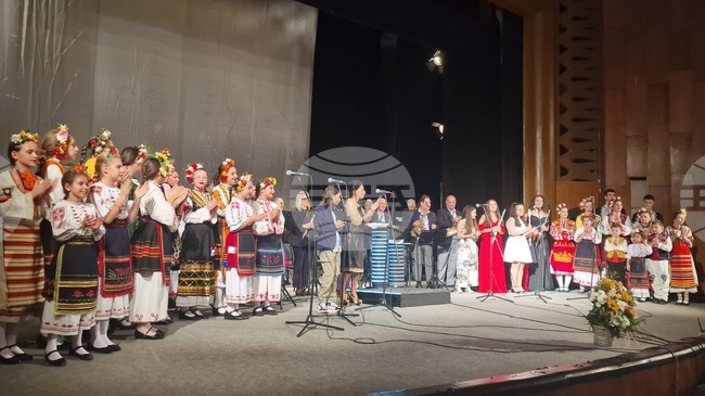 Духовият оркестър на Търговище свири заедно с млади таланти в концерт под мотото "Ние сме светът!"