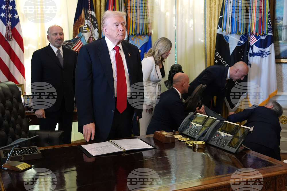 Мъж припадна зад Тръмп по време на пресконференция в Овалния кабинет на Белия дом