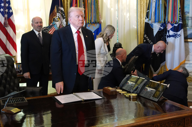 Мъж припадна зад Тръмп по време на пресконференция в Овалния кабинет на Белия дом