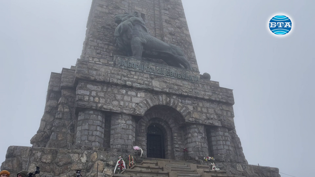 Честванията по случай Трети март събраха хиляди българи пред Паметника на Свободата на връх Свети Никола