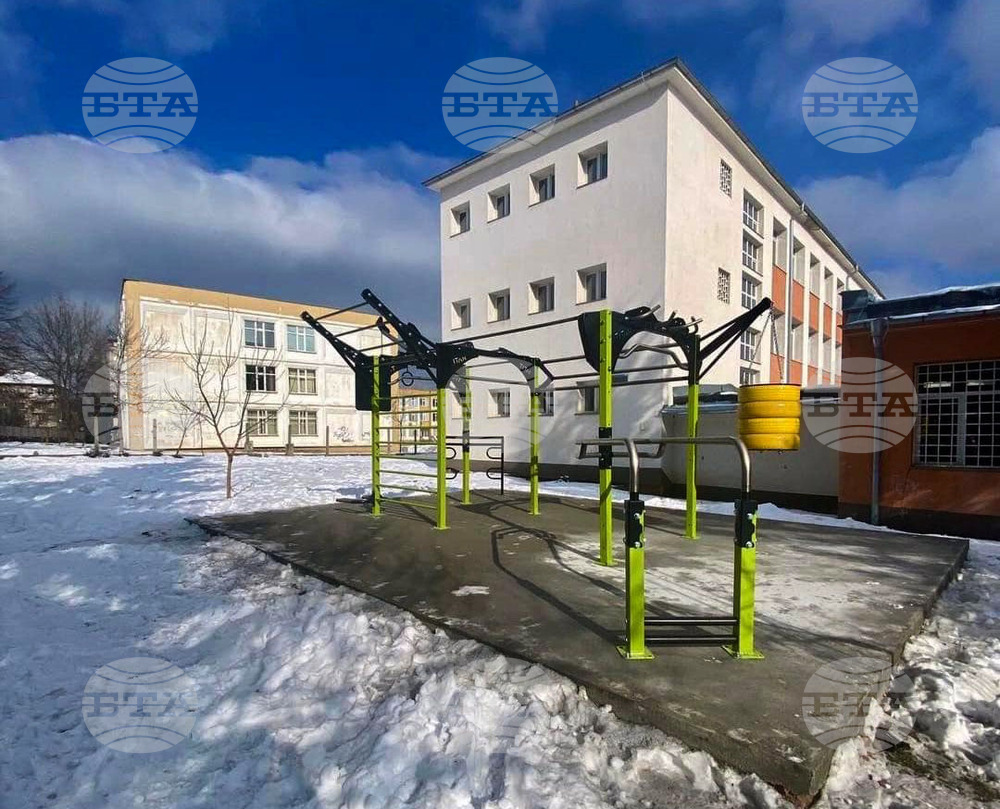 Спортна площадка и баскетболни игрища са изградени в училищните дворове на 140-о СУ и в 55-о СУ в столицата