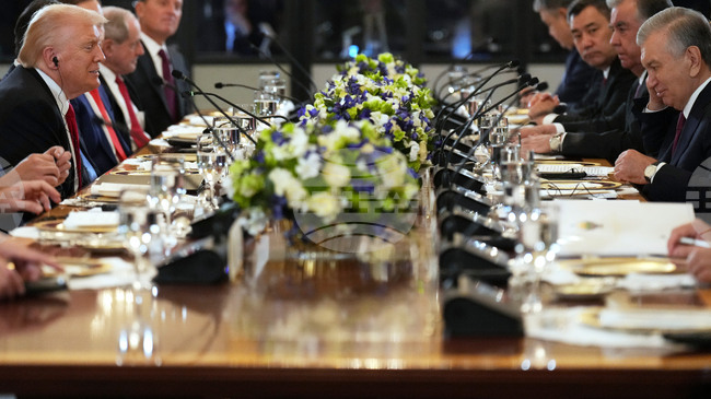 Узбекистанският президент предложи създаването на регионален блок на петте бивши съветски републики от Централна Азия и Азербайджан